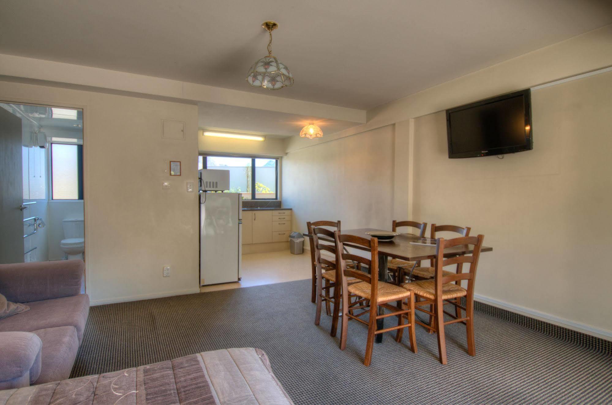 Four Seasons Motel
